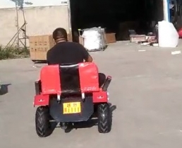 客戶來廠試沙灘車、拖拉機游樂車打包發走