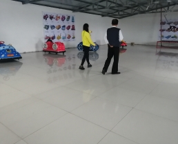 客戶冒雨來公司來拉海貝游樂車，感謝信任！