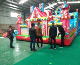 摩托哥客戶來廠試車并購買海貝游樂車