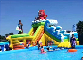 夏季游樂園必備水滑梯